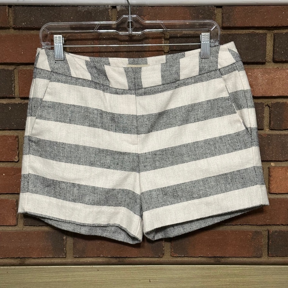 🛍️ British Khaki 3 inch shorts off with, black Size 8